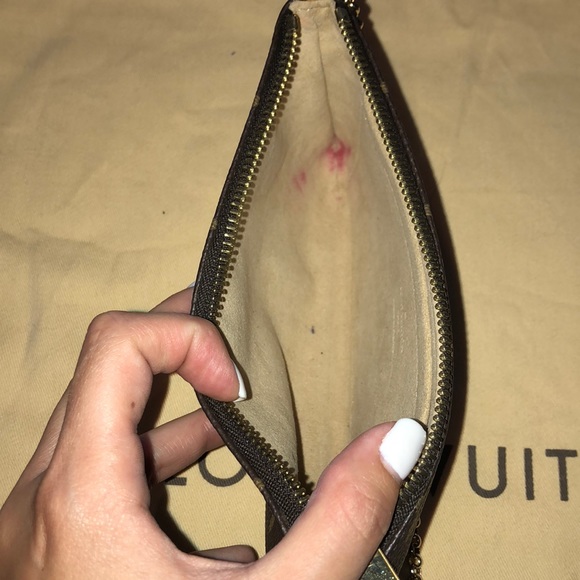 Small leather Louis Vuitton pouch on chain - Picture 3 of 5